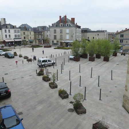 Grand appartement chaleureux Thouars Extérieur photo