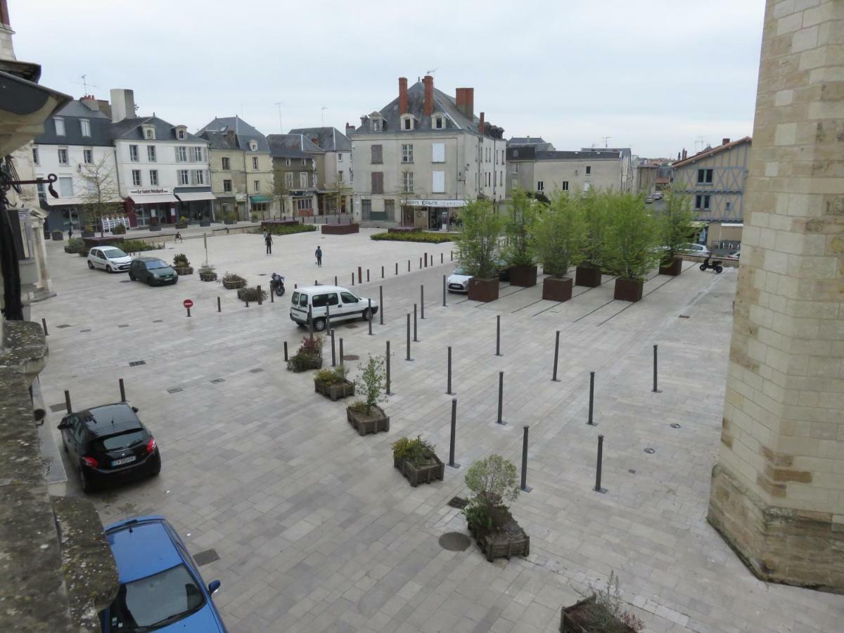 Grand appartement chaleureux Thouars Extérieur photo